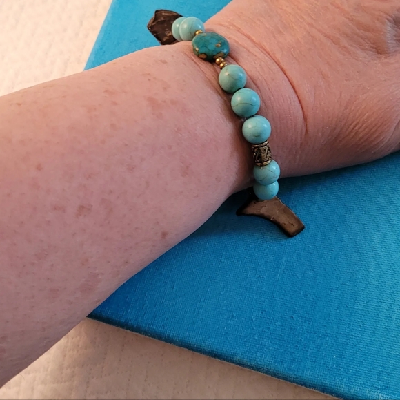 Turquoise and coconut shell stretch bracelet - Handmade - Picture 4 of 7